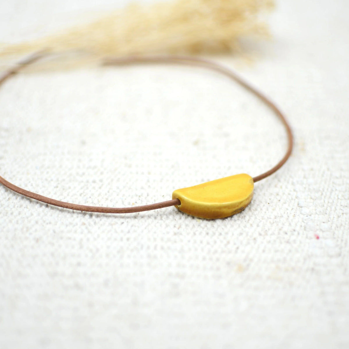 collar-medialuna-miel-ceramica-artesanal-cuero-plata2