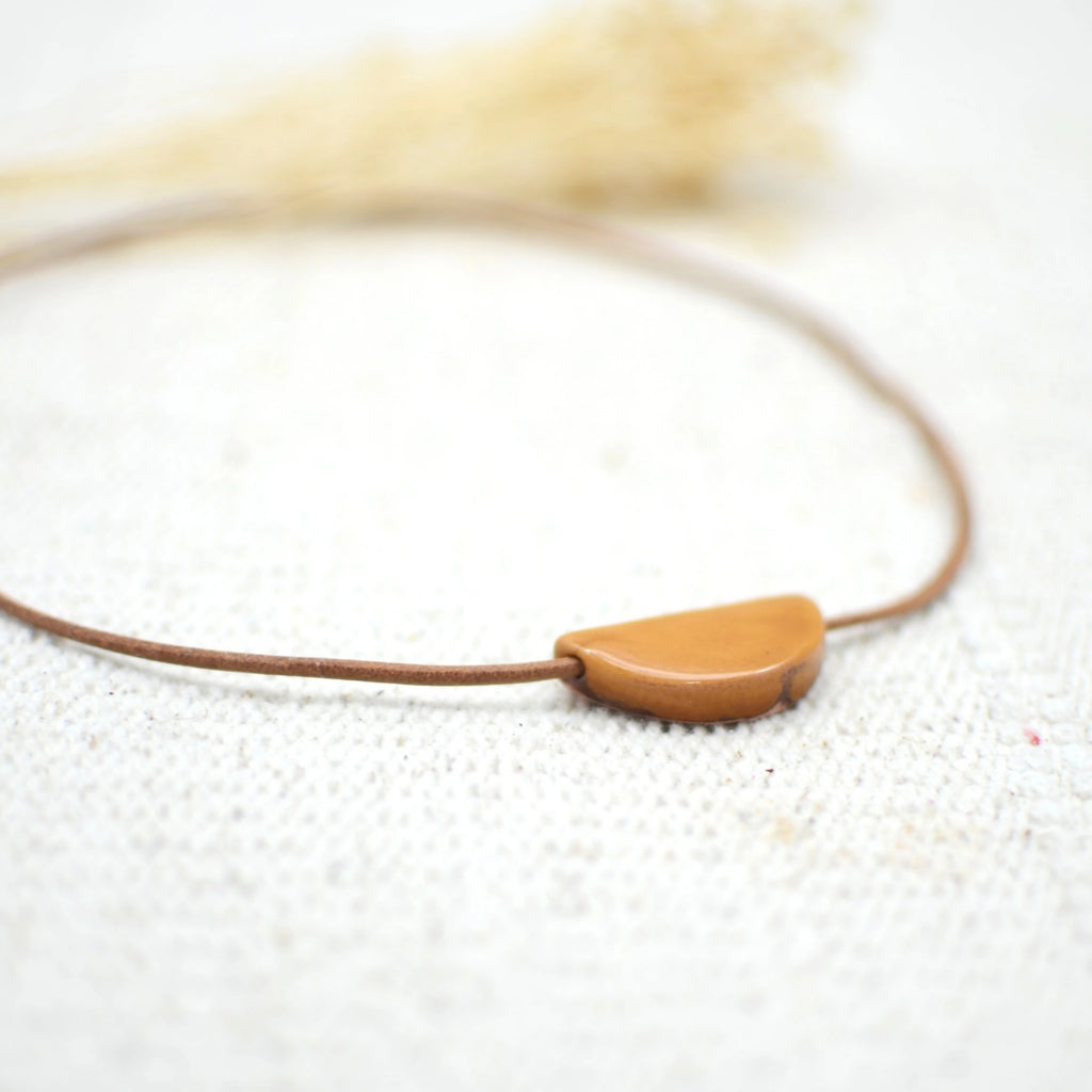 collar-medialuna-mostaza-ceramica-artesanal-cuero-plata2