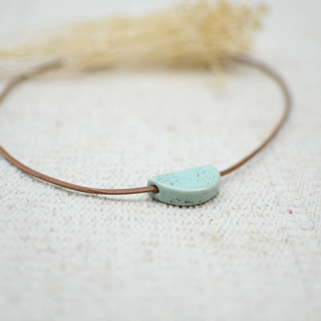 collar-medialuna-verde-menta-ceramica-artesanal-cuero-plata2