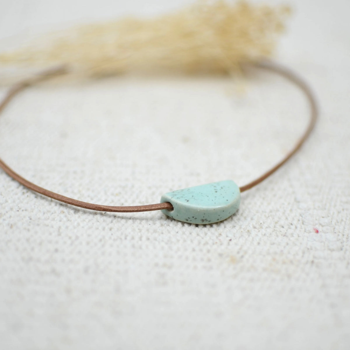 collar-medialuna-verde-menta-ceramica-artesanal-cuero-plata2