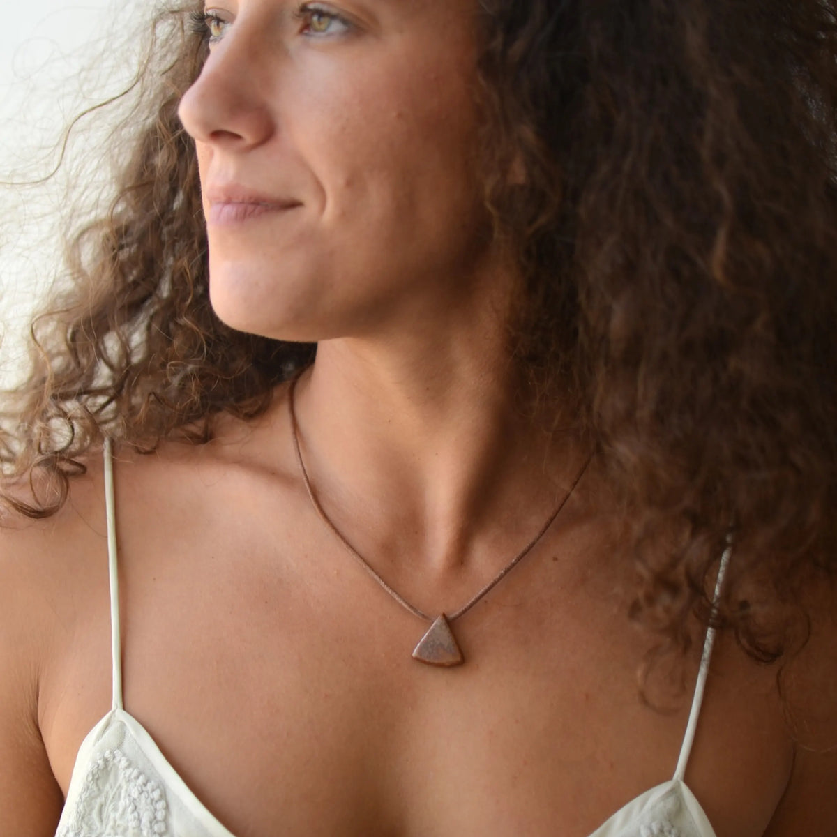 collar-piramide-marron-joyeria-ceramica-artesanala-regalo-cuero-plata1