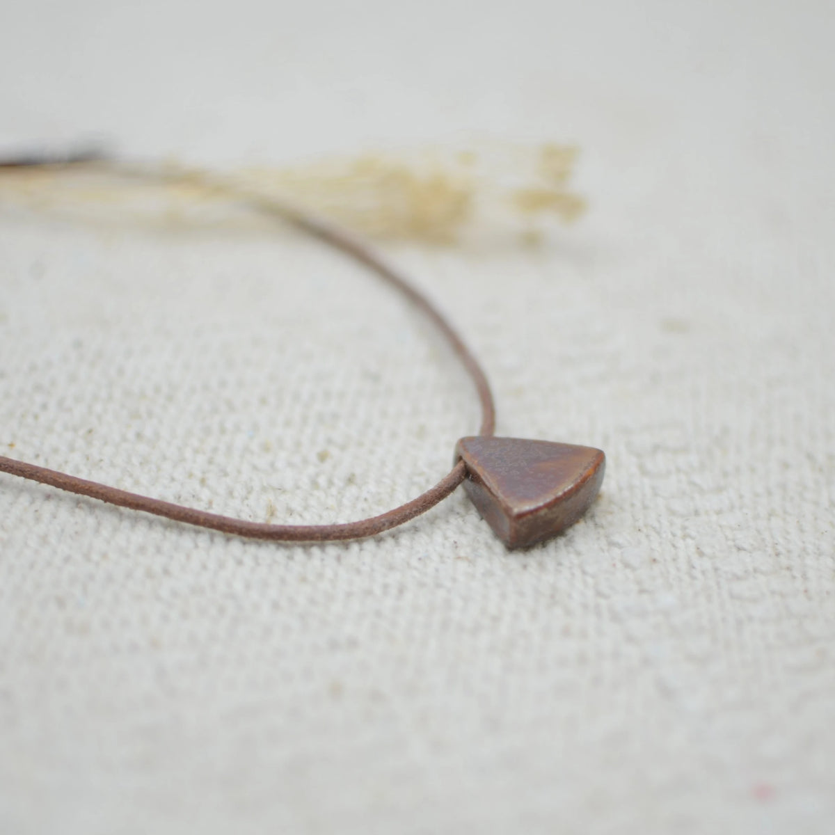 collar-piramide-marron-joyeria-ceramica-artesanala-regalo-cuero-plata2