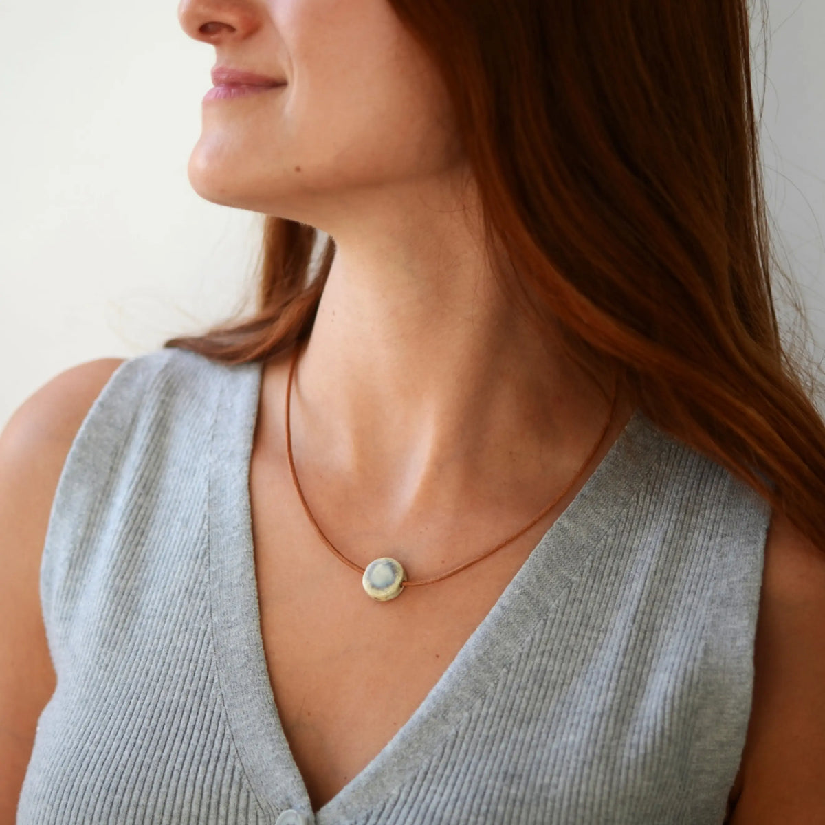 collar-plata-ceramica-artesanal-cuero-luna-gris-perla