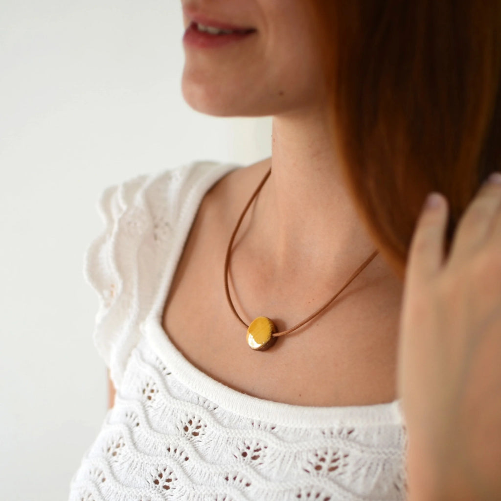 collar-plata-ceramica-artesanal-cuero-luna-miel