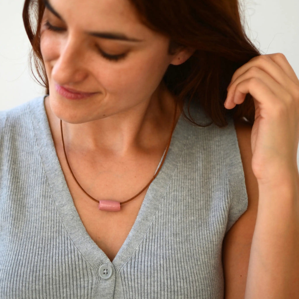 collar-plata-ceramica-artesanal-cuero-tubo-rosa