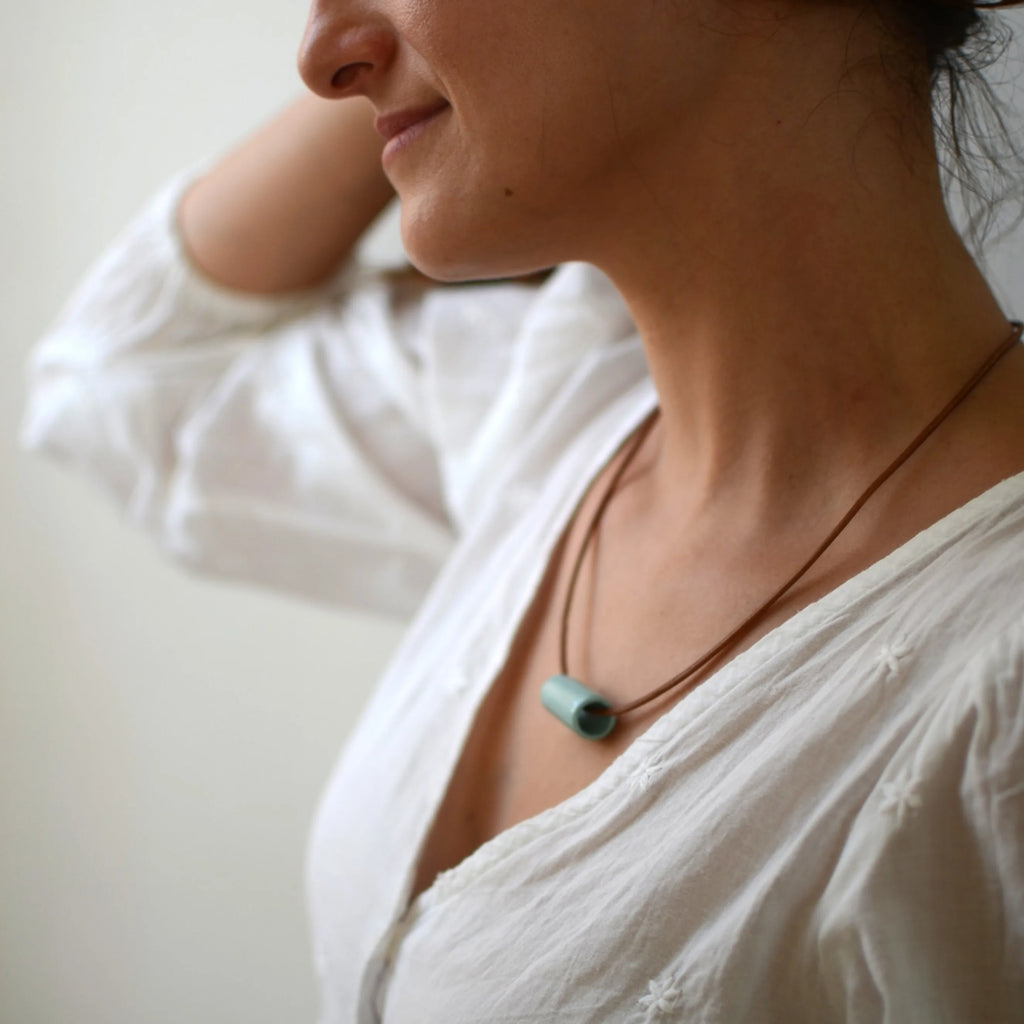 collar-plata-ceramica-artesanal-cuero-tubo-verde-menta