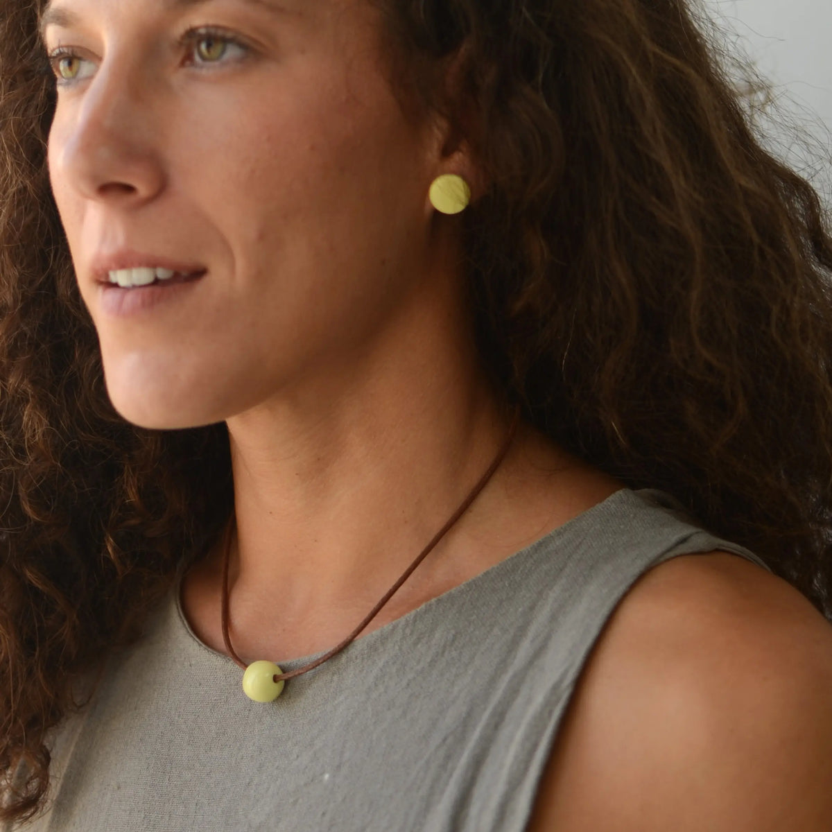 collar-plata.cuero-artesania-ceramica-amarillo-regalo