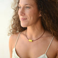 collar-tubo-amarillo-ceramica-artesanal-cuero-plata1