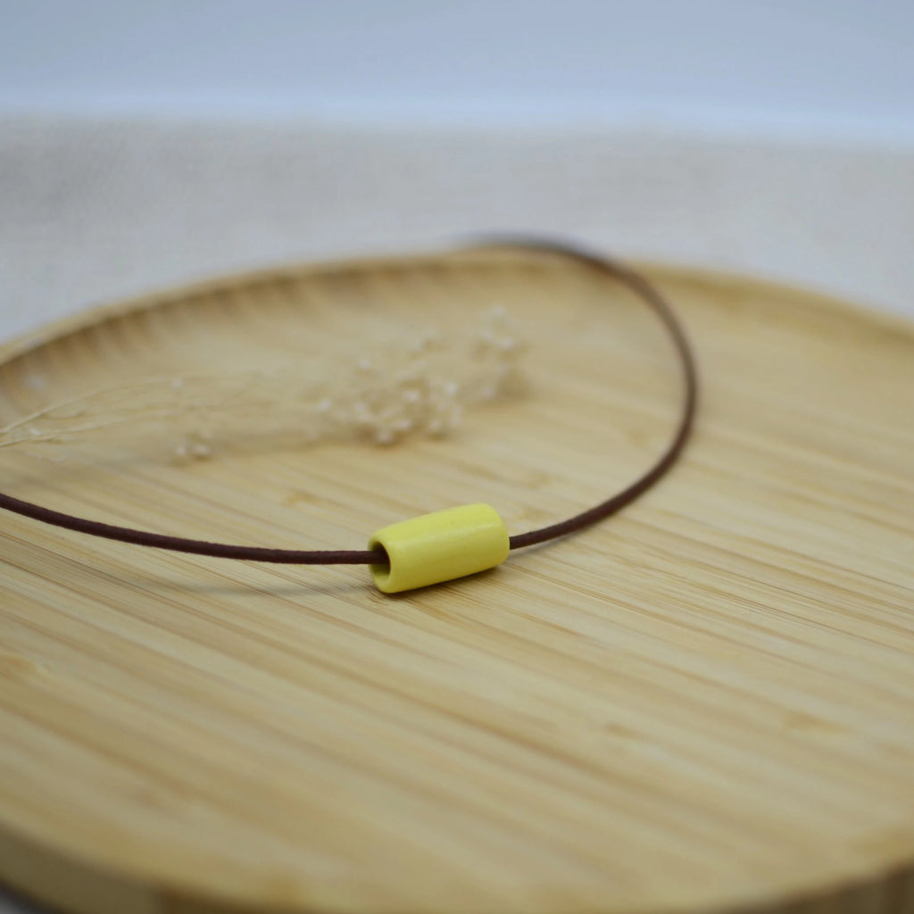 collar-tubo-amarillo-ceramica-artesanal-cuero-plata1