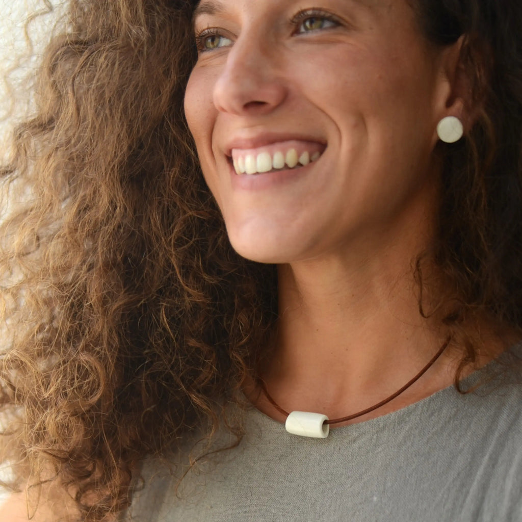 collar-tubo-blanco-ceramica-artesanal-cuero-plata2