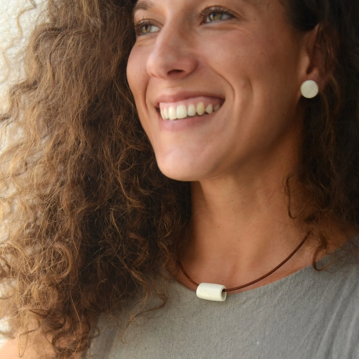 collar-tubo-blanco-ceramica-artesanal-cuero-plata2