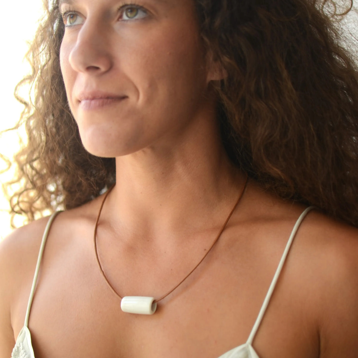 collar-tubo-blanco-ceramica-artesanal-cuero-plata_1