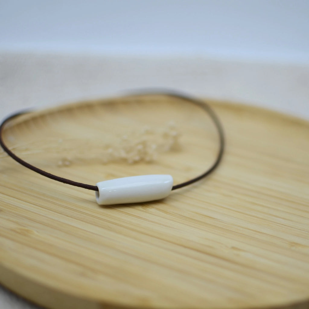 collar-tubo-blanco-ceramica-artesanal-cuero-plata_1