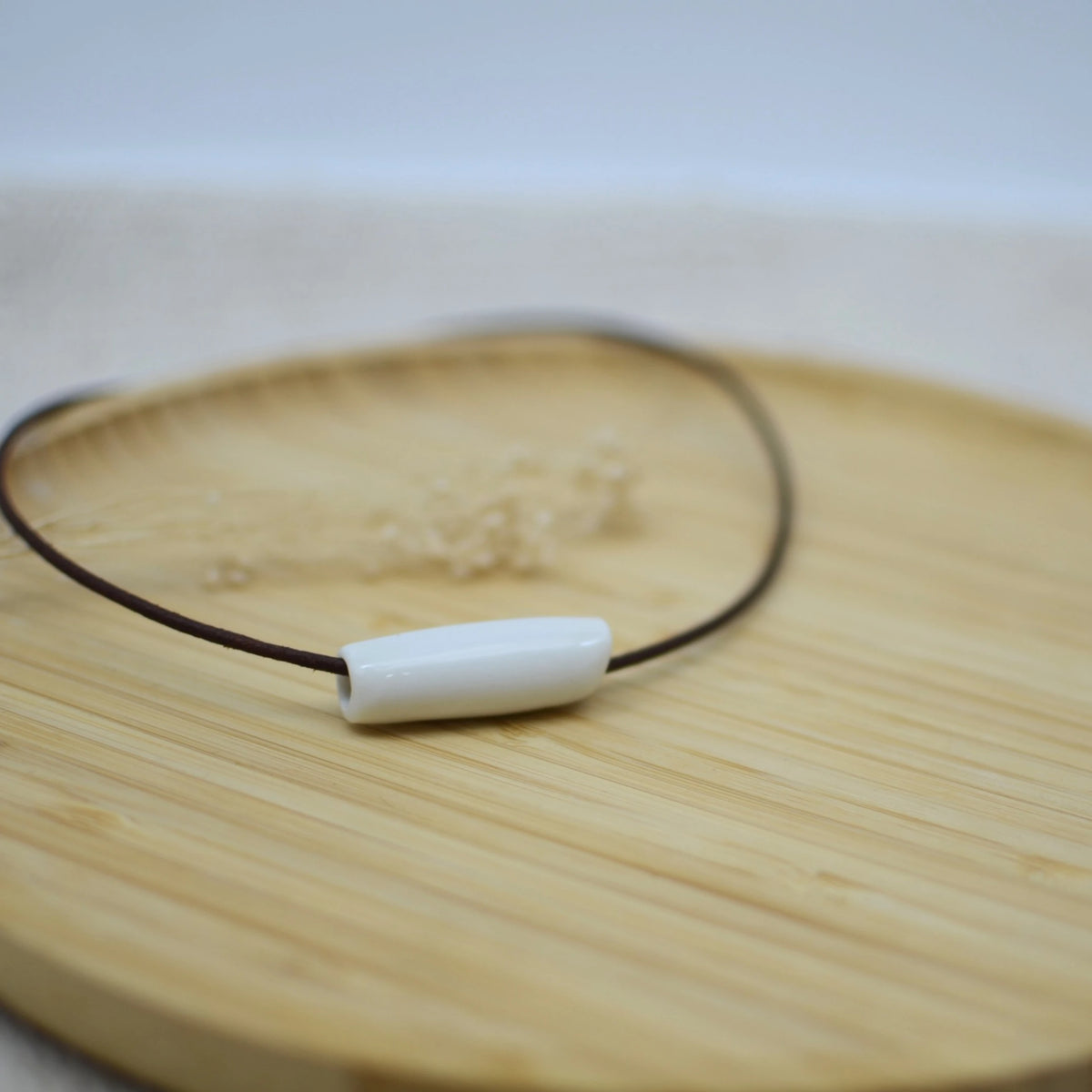 collar-tubo-blanco-ceramica-artesanal-cuero-plata_1