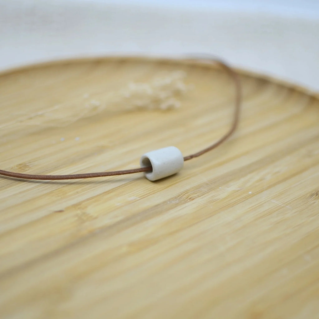 collar-tubo-blanco-regalo-ceramica-artesanal-cuero-plata-pequeno2