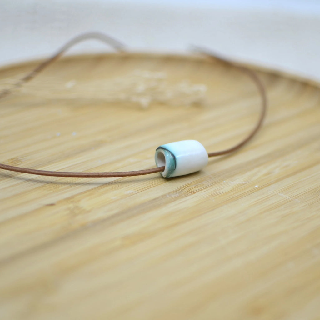 collar-tubo-blancorayo-regalo-ceramica-artesanal-cuero-plata-grande_2