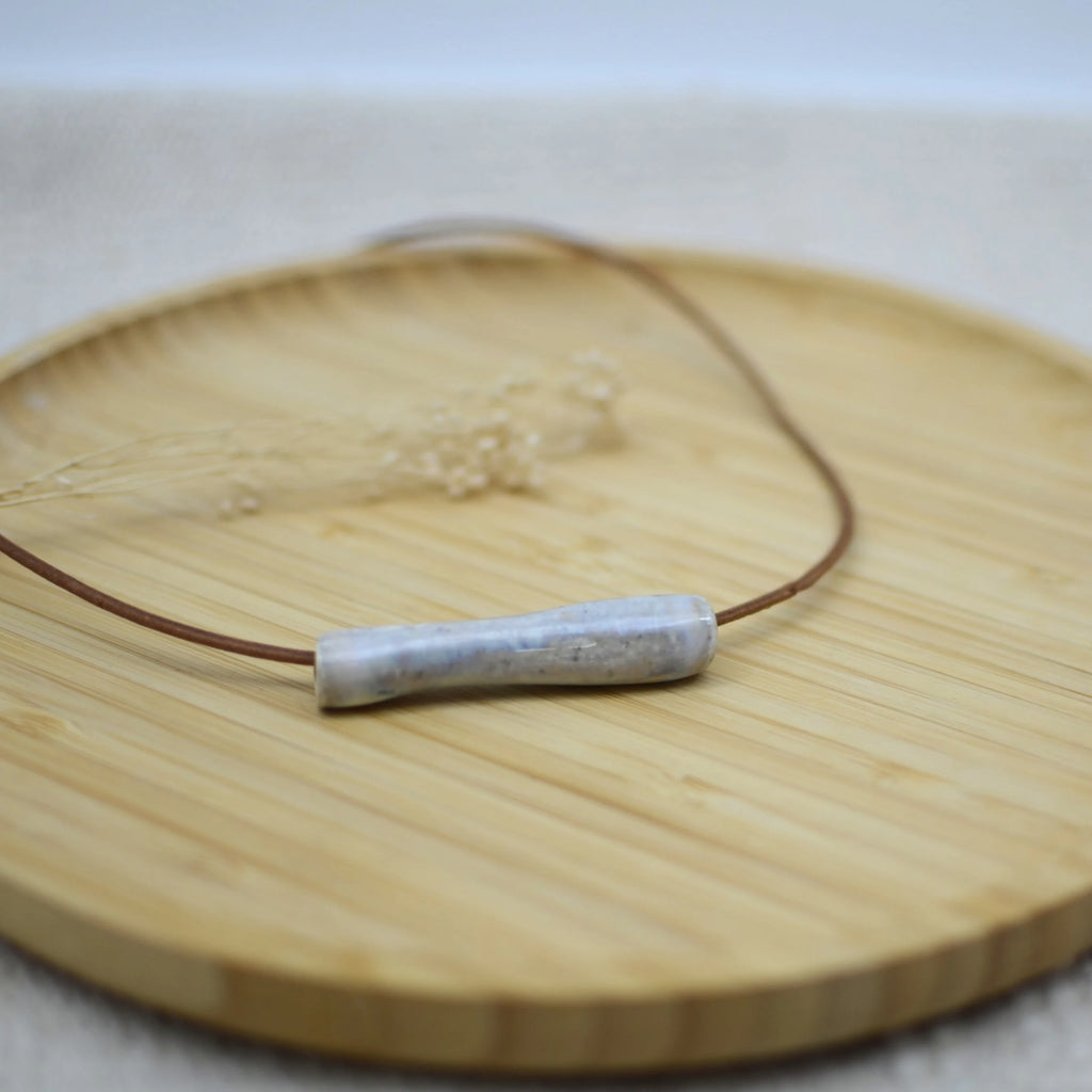 collar-tubo-gris-regalo-ceramica-artesanal-cuero-plata-grande_2