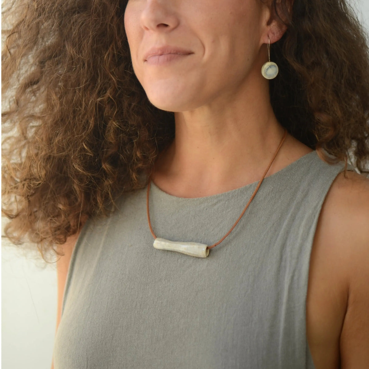 collar-tubo-gris-regalo-ceramica-artesanal-cuero-plata-grande_2