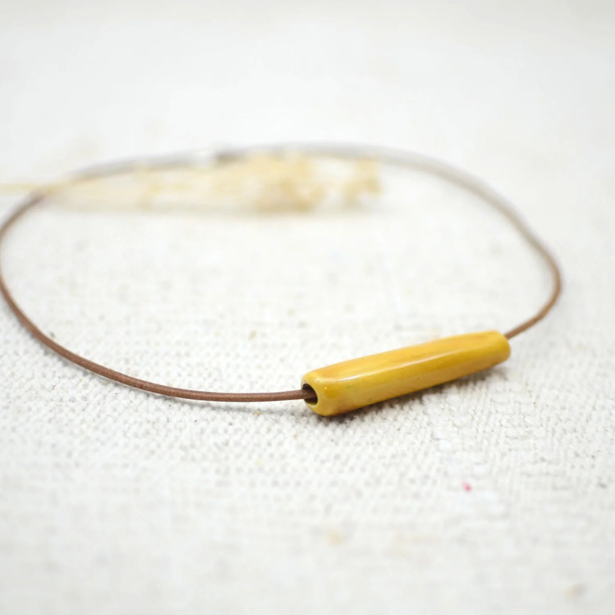 collar-tubo-miel-grande-regalo-ceramica-artesanal-cuero-plata3
