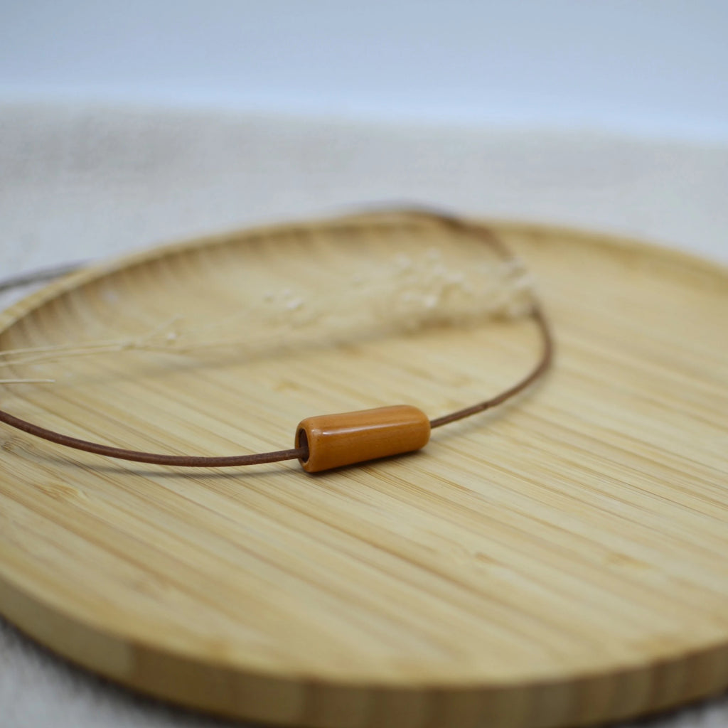 collar-tubo-mostaza-regalo-ceramica-artesanal-cuero-plata2
