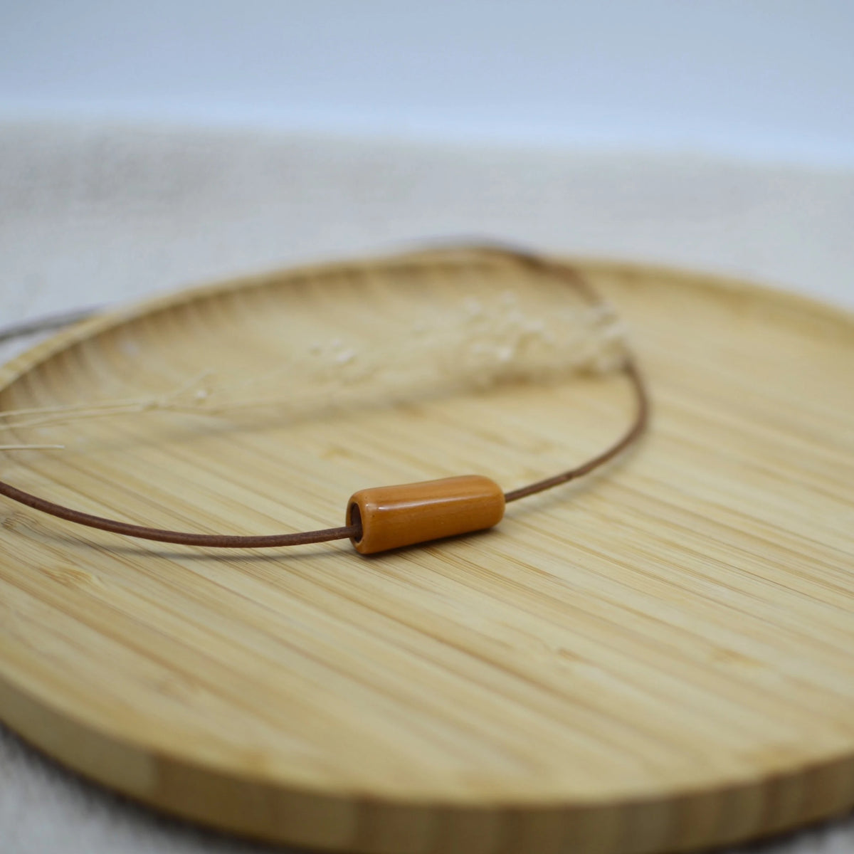 collar-tubo-mostaza-regalo-ceramica-artesanal-cuero-plata2
