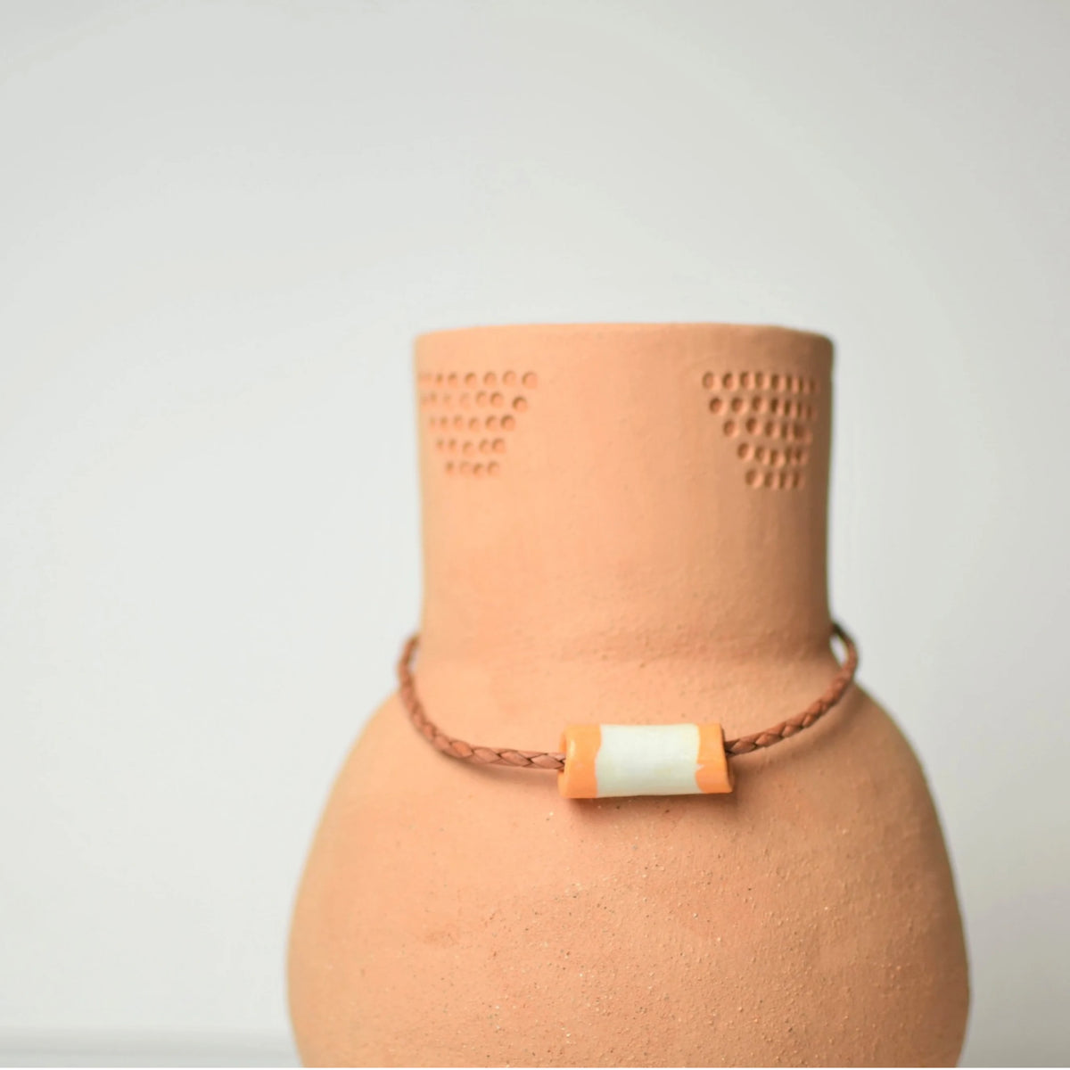 collar-tubo-mostazayblanco-regalo-ceramica-artesanal-cuerotrenzado-plata 2.webp