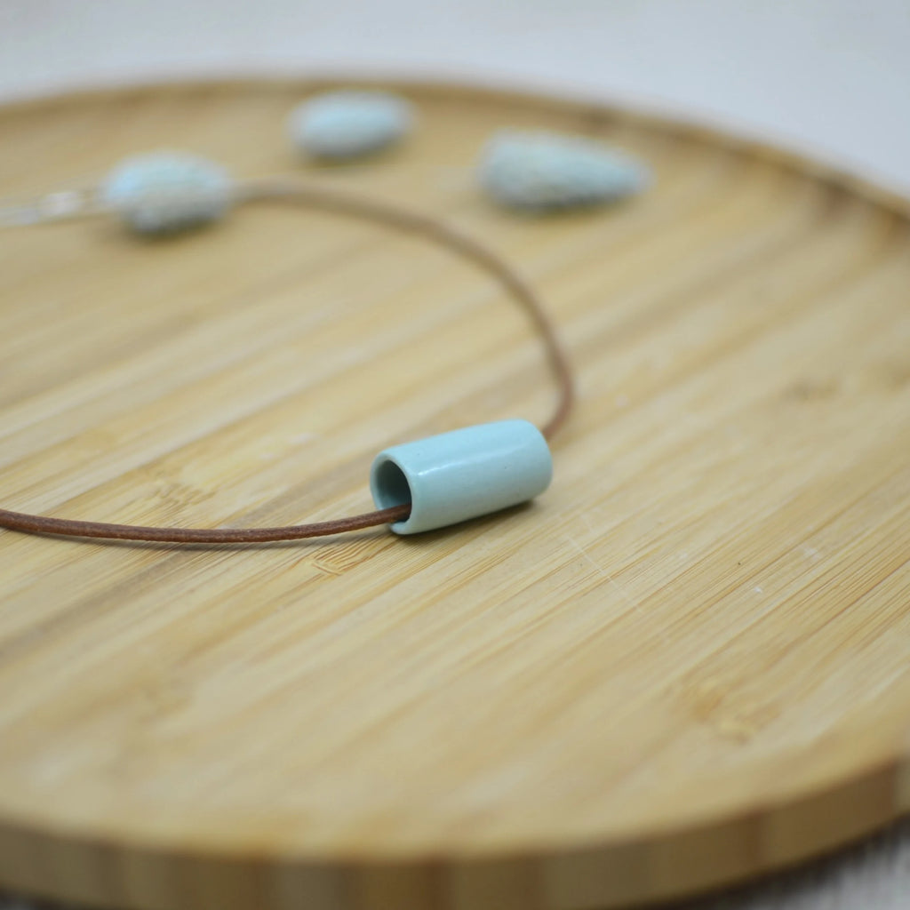 collar-tubo-verde-regalo-ceramica-artesanal-cuero-plata-grande