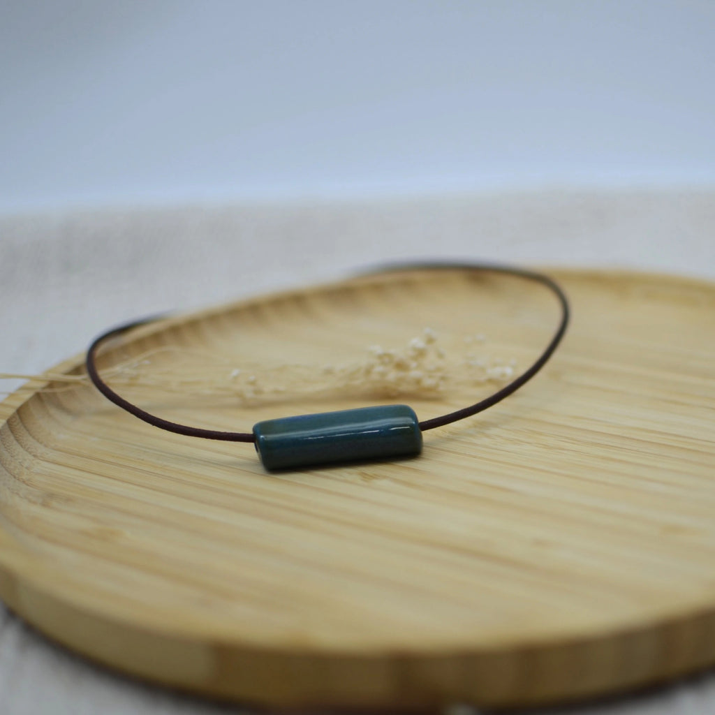 collar-tubo-verde-regalo-ceramica-artesanal-cuero-plata-grande_1