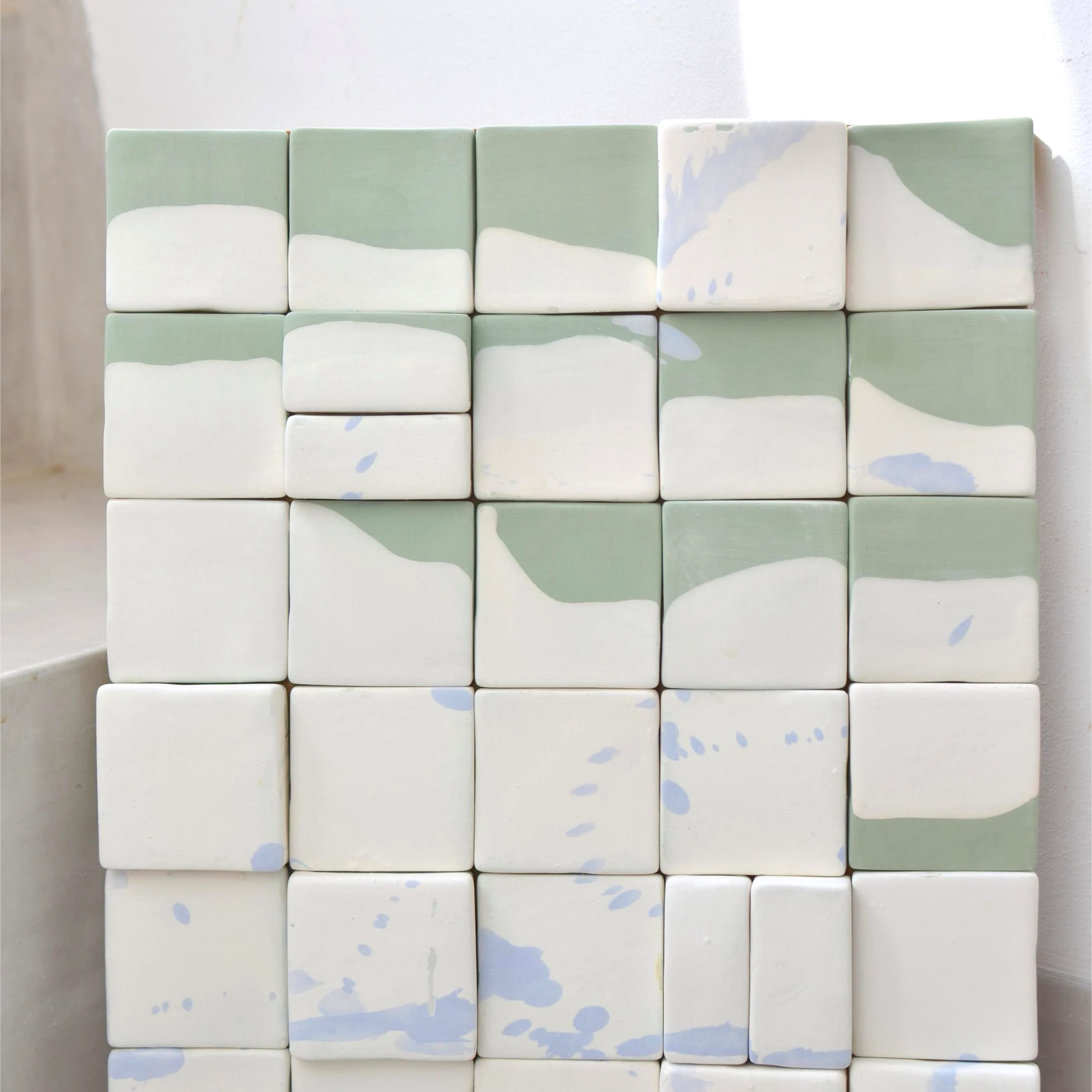 Mural de cerámica artesanal hecho a mano con 32 piezas únicas en verde menta, blanco y celeste - Maia Artesanía Cerámica