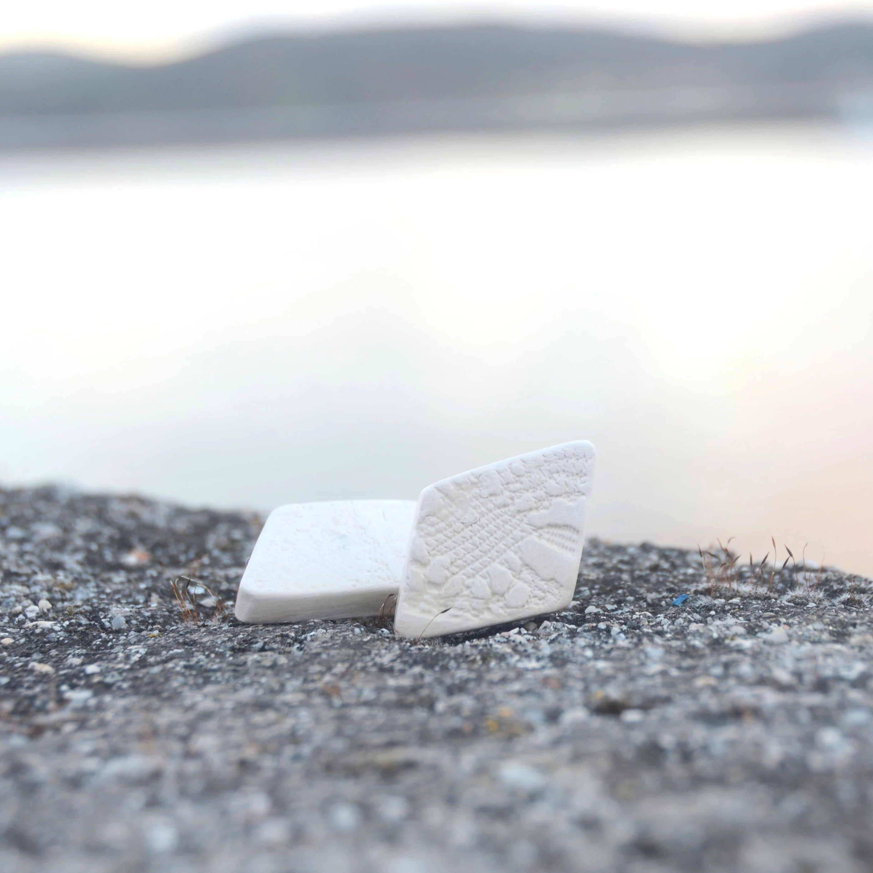Pendientes artesanales de cerámica en forma de rombo con estampación de encaje de Camariñas en blanco, Maia Cerámica