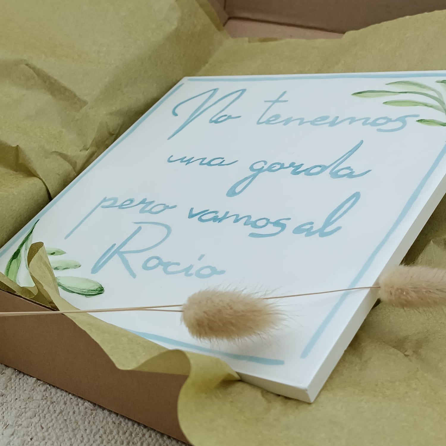 Placa cerámica artesanal personalizada con frase, detalle de acabado a mano por Maia Artesanía Cerámica