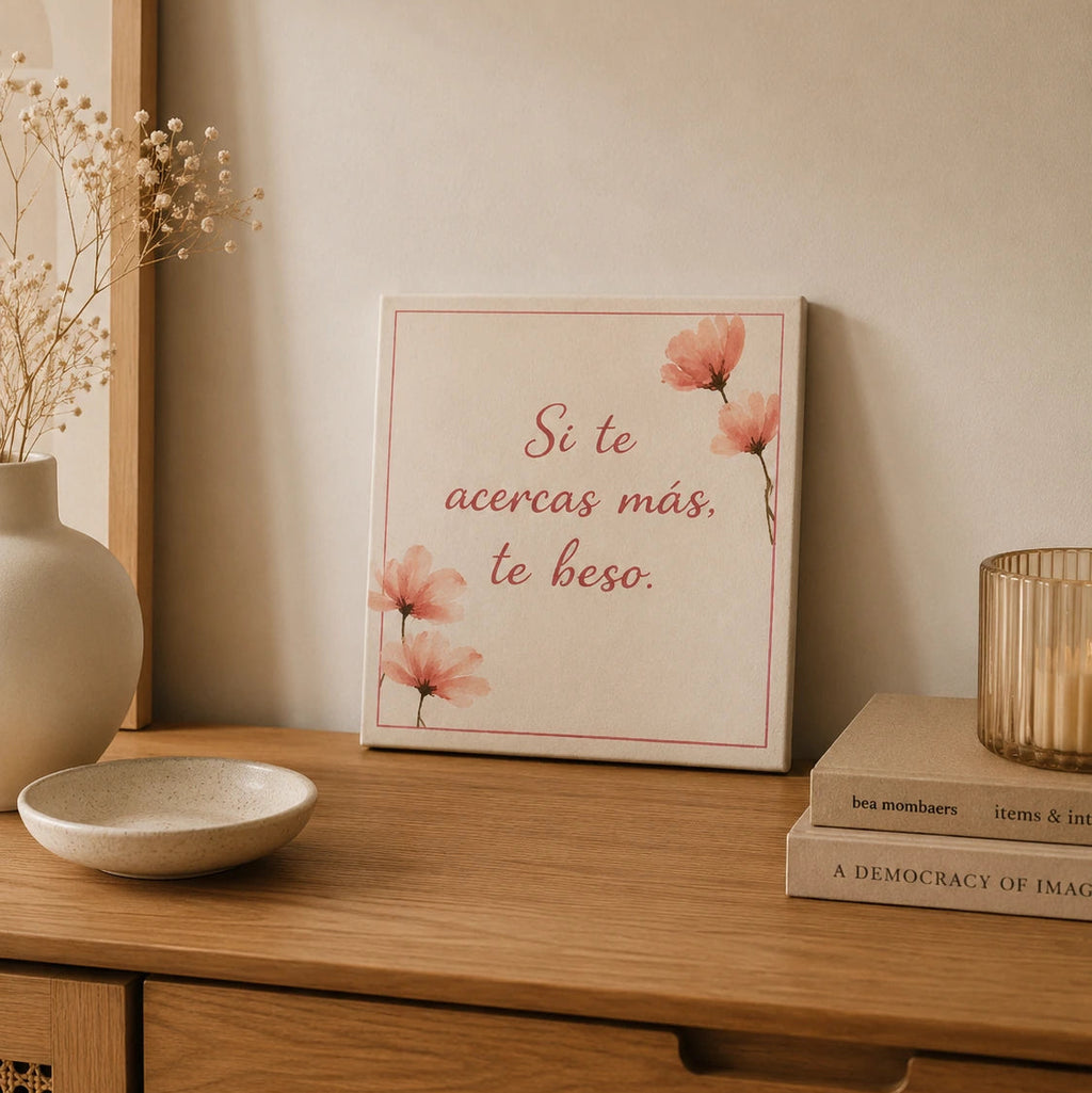 Detalle de placa cerámica personalizada con nombre o frase, pieza artesanal única de Maia Artesanía Cerámica