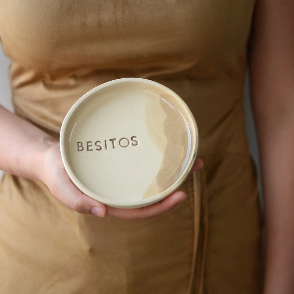 plato-artesanal-ceramica-regalo-vajilla-hogar-besitos-arena2