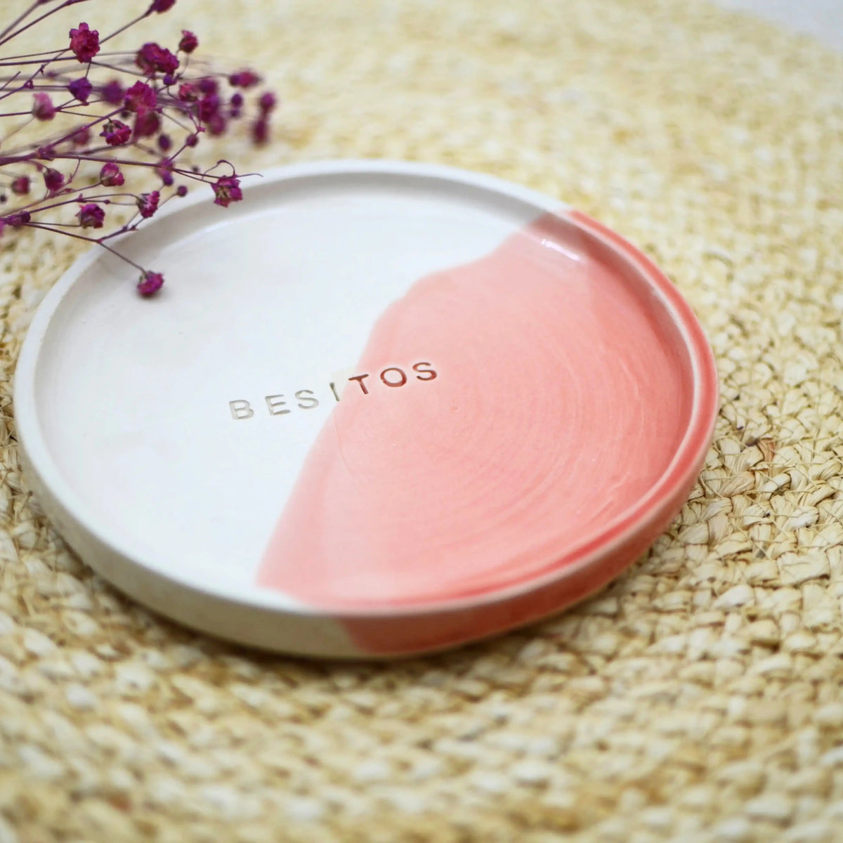 plato-artesanal-ceramica-regalo-vajilla-hogar-besitos-rosa