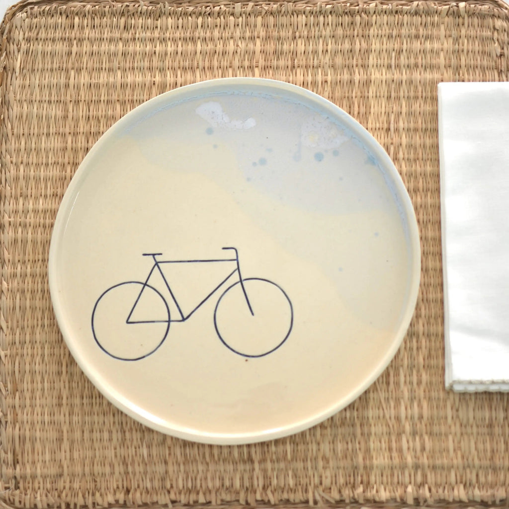 Plato cerámica artesanal con bicicleta dibujada y lugares recorridos inscritos esmaltado en celeste hecho a mano - Maia Artesanía Cerámica