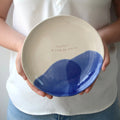 Detalle mensaje Contigo la vida es magia plato cerámica artesanal blanco y azul hecho a mano - Maia Artesanía Cerámica