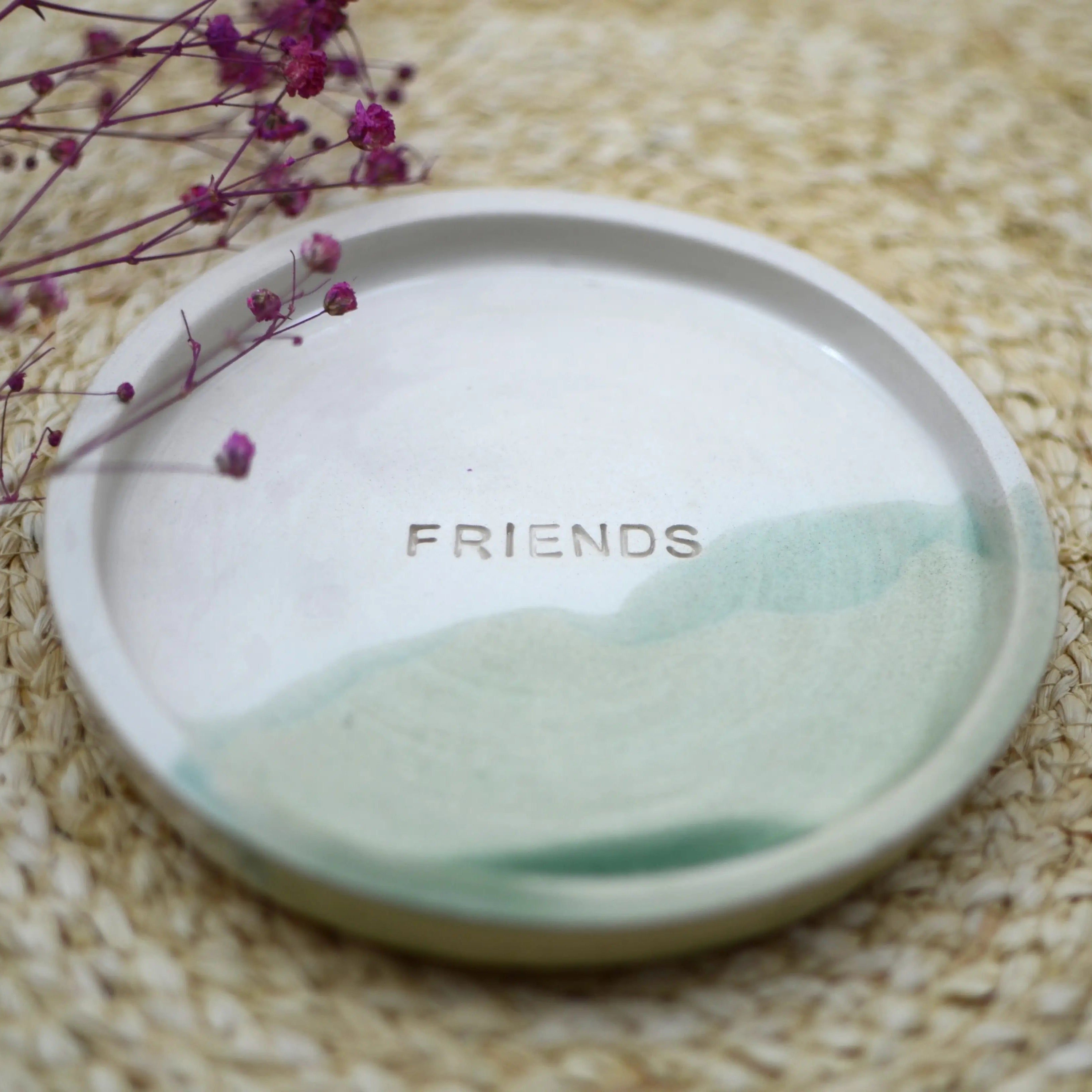 Plato cerámica artesanal Friends esmaltado en blanco y verde hecho a mano 13cm - Maia Artesanía Cerámica