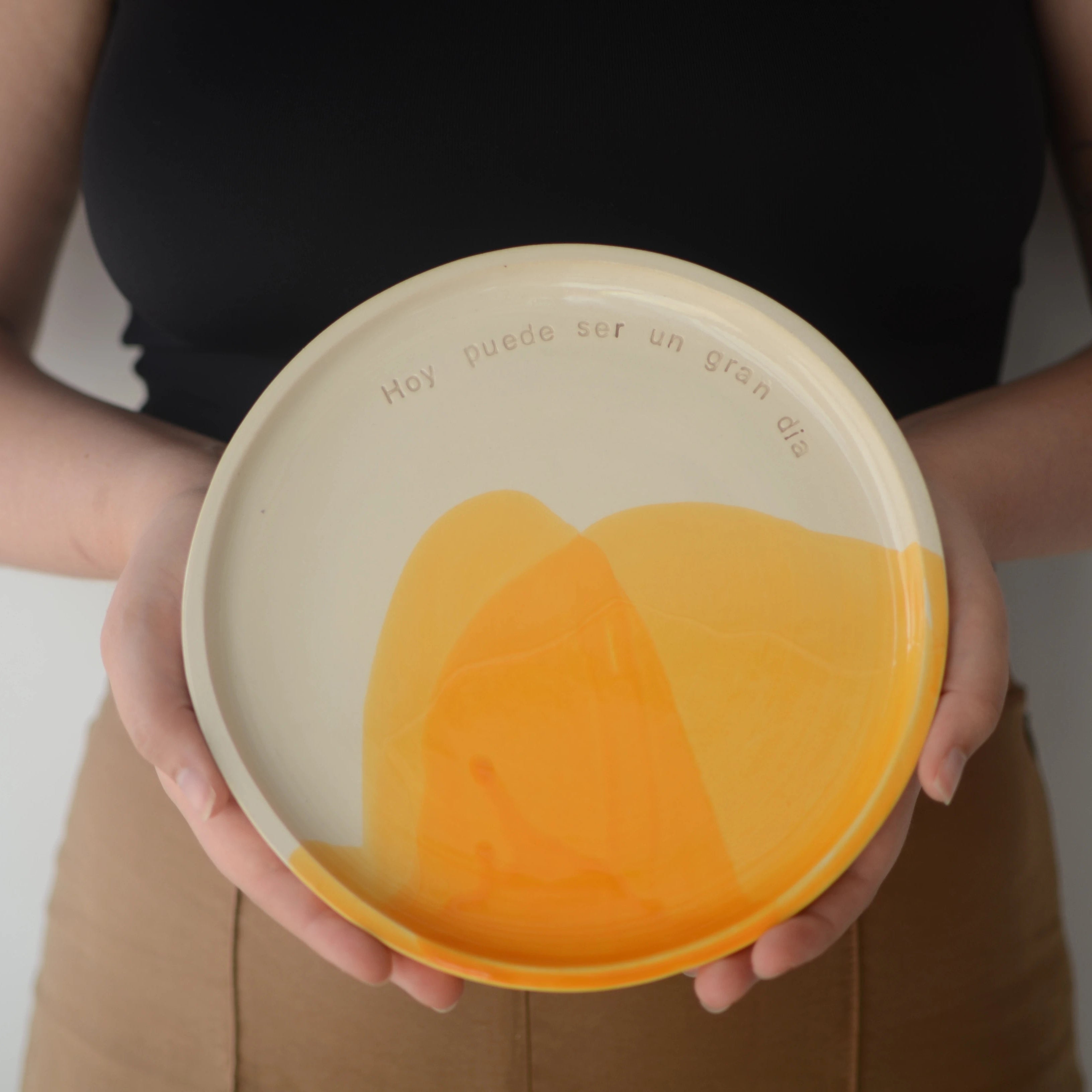 Mano sosteniendo plato cerámica artesanal Hoy puede ser un gran día blanco y azul hecho a mano 21cm - Maia Artesanía Cerámica