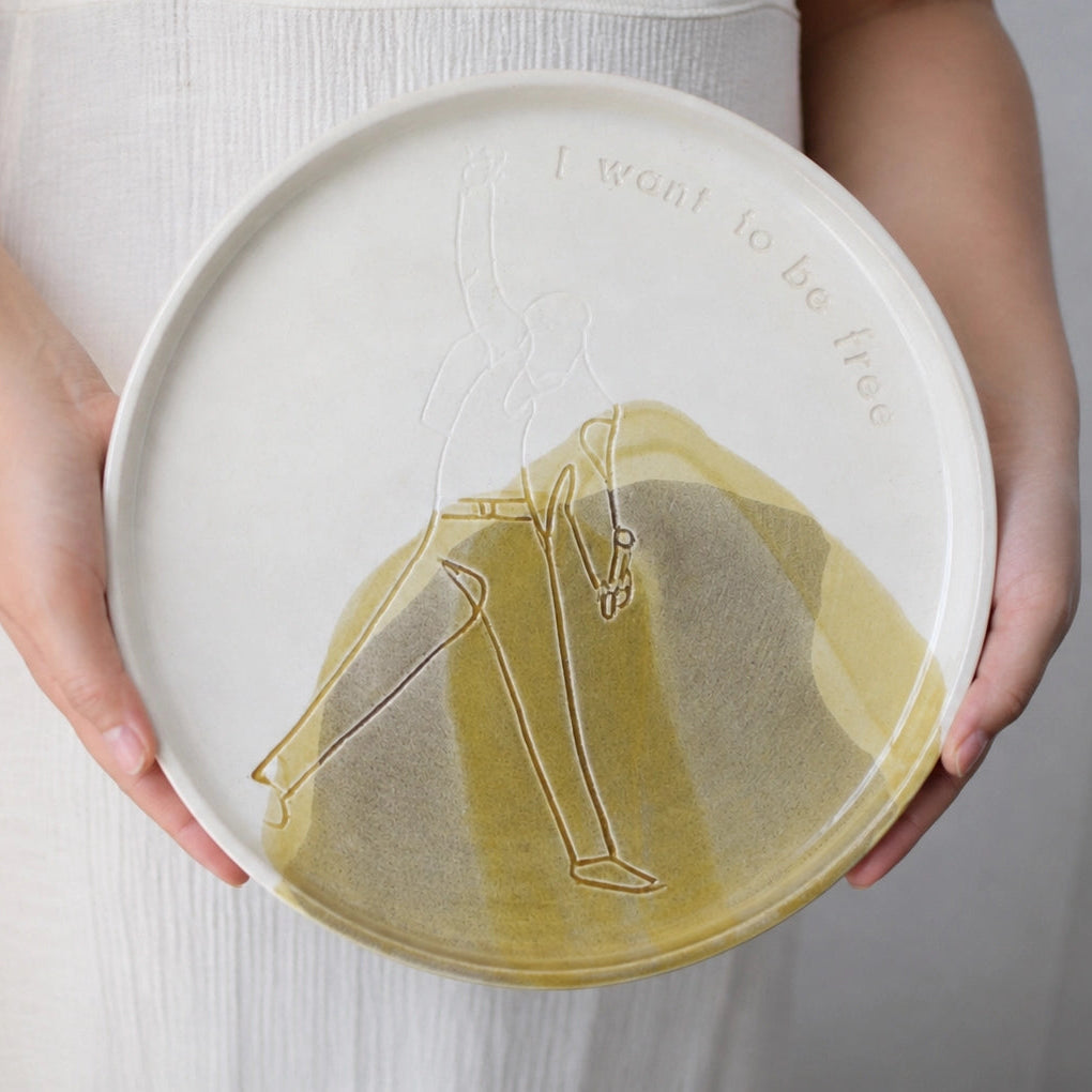 Plato cerámica artesanal I want to be free blanco y arena sobre superficie natural hecho a mano 25cm - Maia Artesanía Cerámica