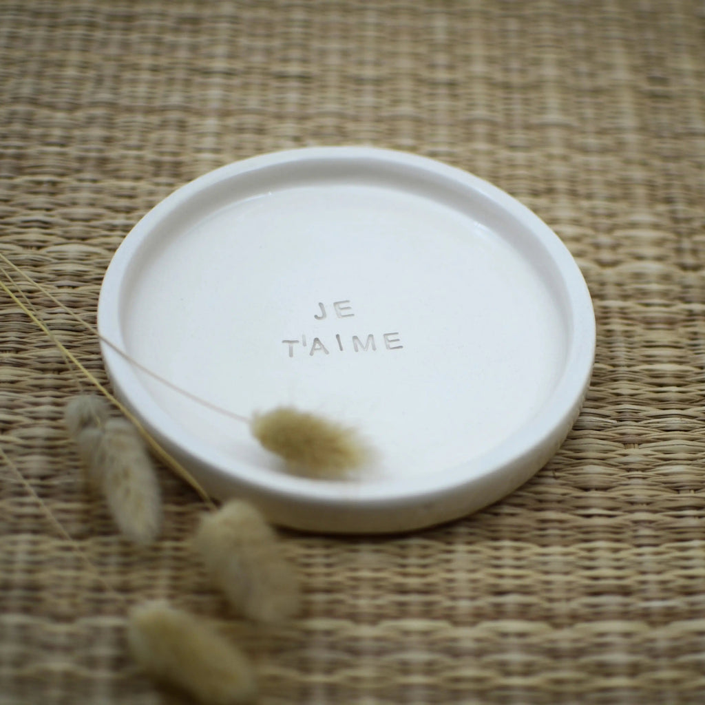 Plato cerámica artesanal Je t'aime arcilla blanca hecho a mano 13cm - Maia Artesanía Cerámica