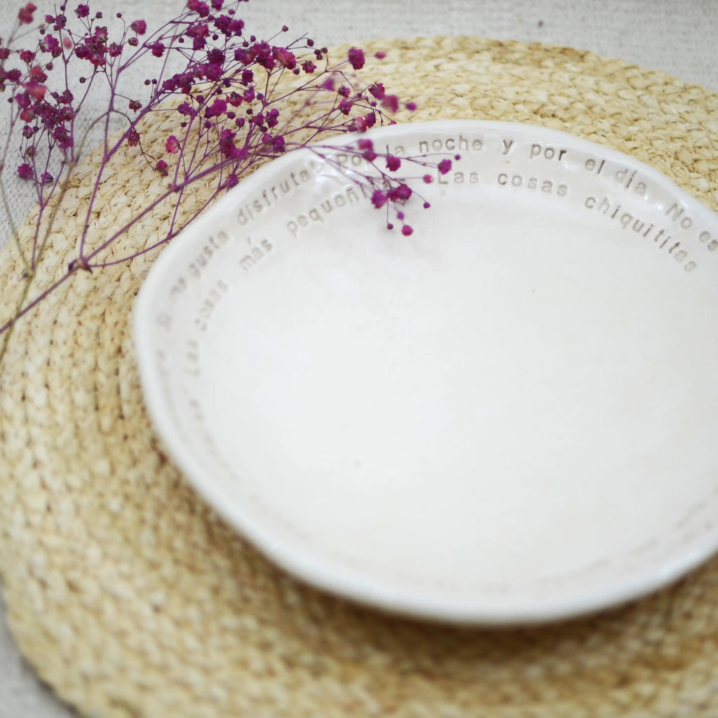 Detalle plato cerámica artesanal 21cm con frase para amigas hecho a mano - Maia Artesanía Cerámica