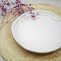 Detalle plato cerámica artesanal 21cm con frase para amigas hecho a mano - Maia Artesanía Cerámica