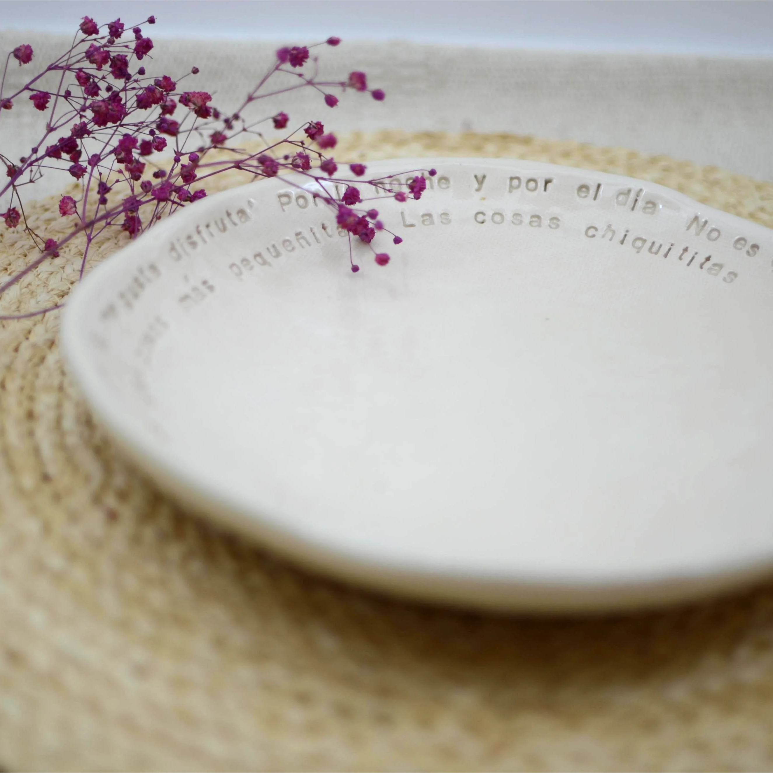 Plato cerámica artesanal blanco con texto Pasa el Tiempo y Seguimos Siendo Niñas hecho a mano - Maia Artesanía Cerámica