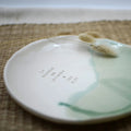 Plato cerámica artesanal Lo esencial es invisible a los ojos El Principito arcilla blanca blanco y turquesa hecho a mano 21cm - Maia Artesanía Cerámica