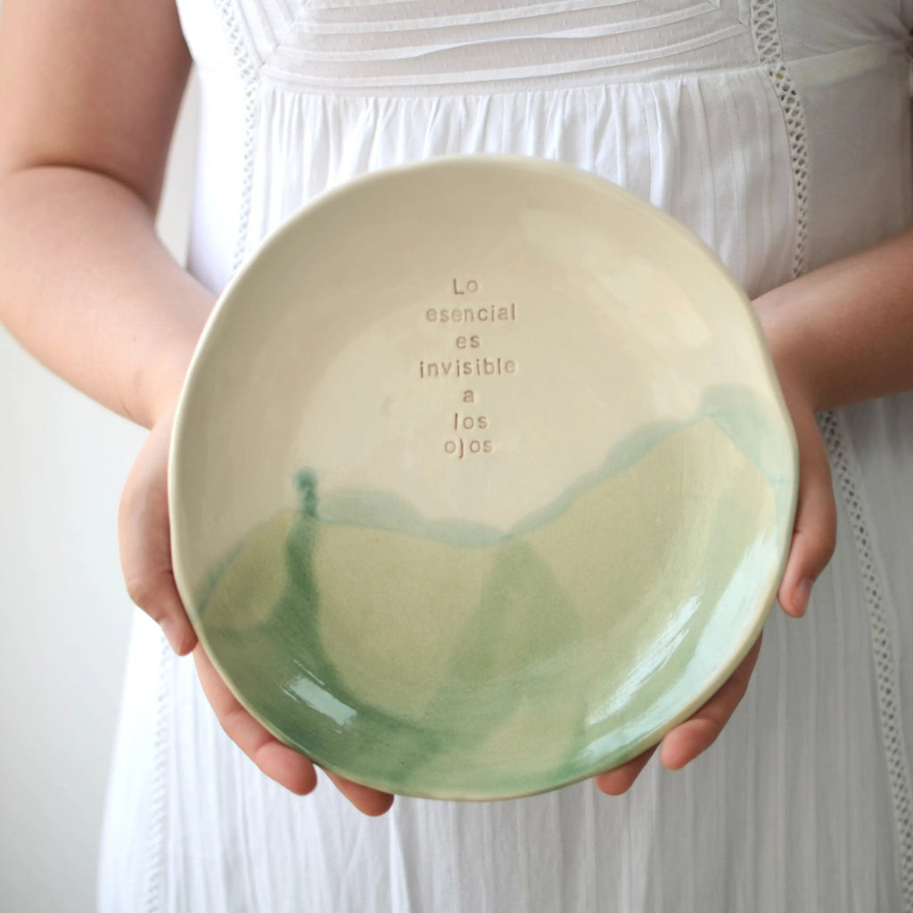 Detalle frase Lo esencial es invisible a los ojos plato cerámica artesanal blanco y turquesa hecho a mano - Maia Artesanía Cerámica