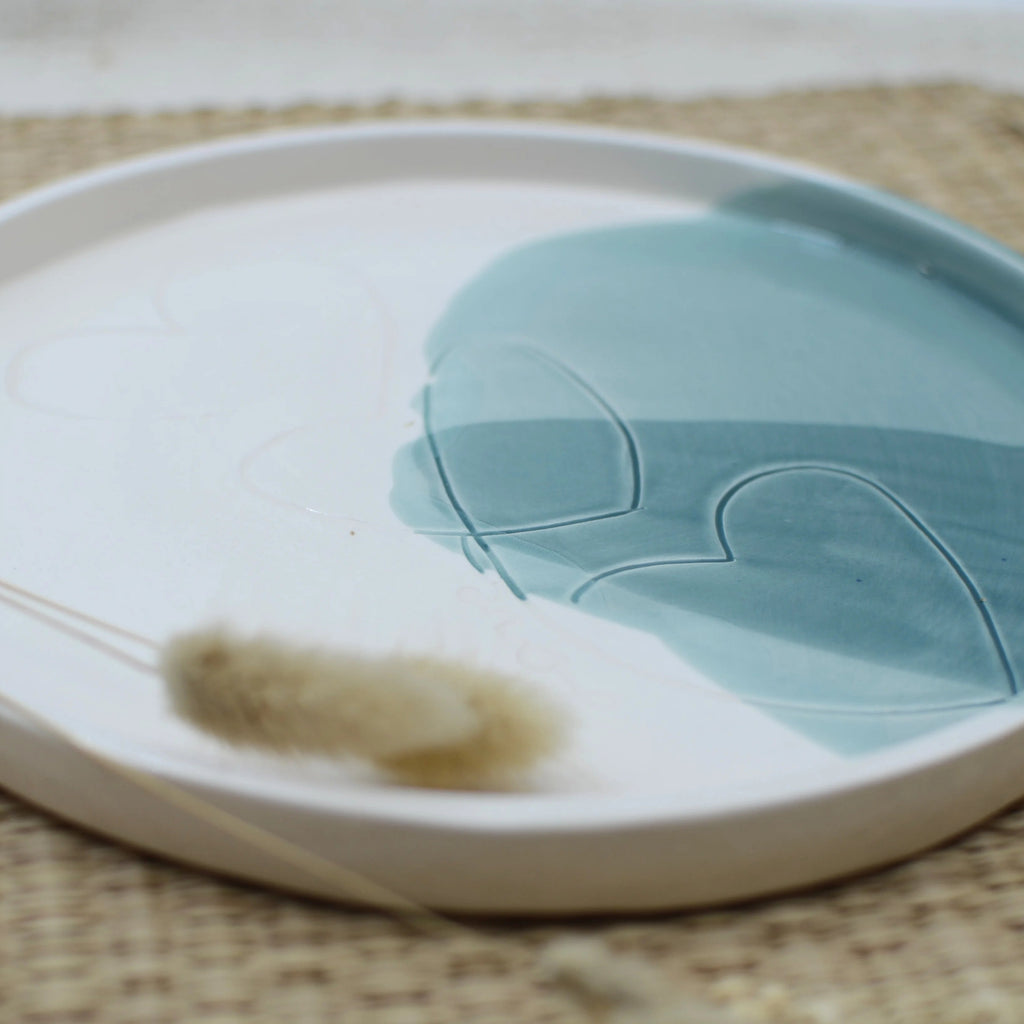 Plato cerámica artesanal con tres corazones y palabra Love esmaltado en turquesa hecho a mano - Maia Artesanía Cerámica