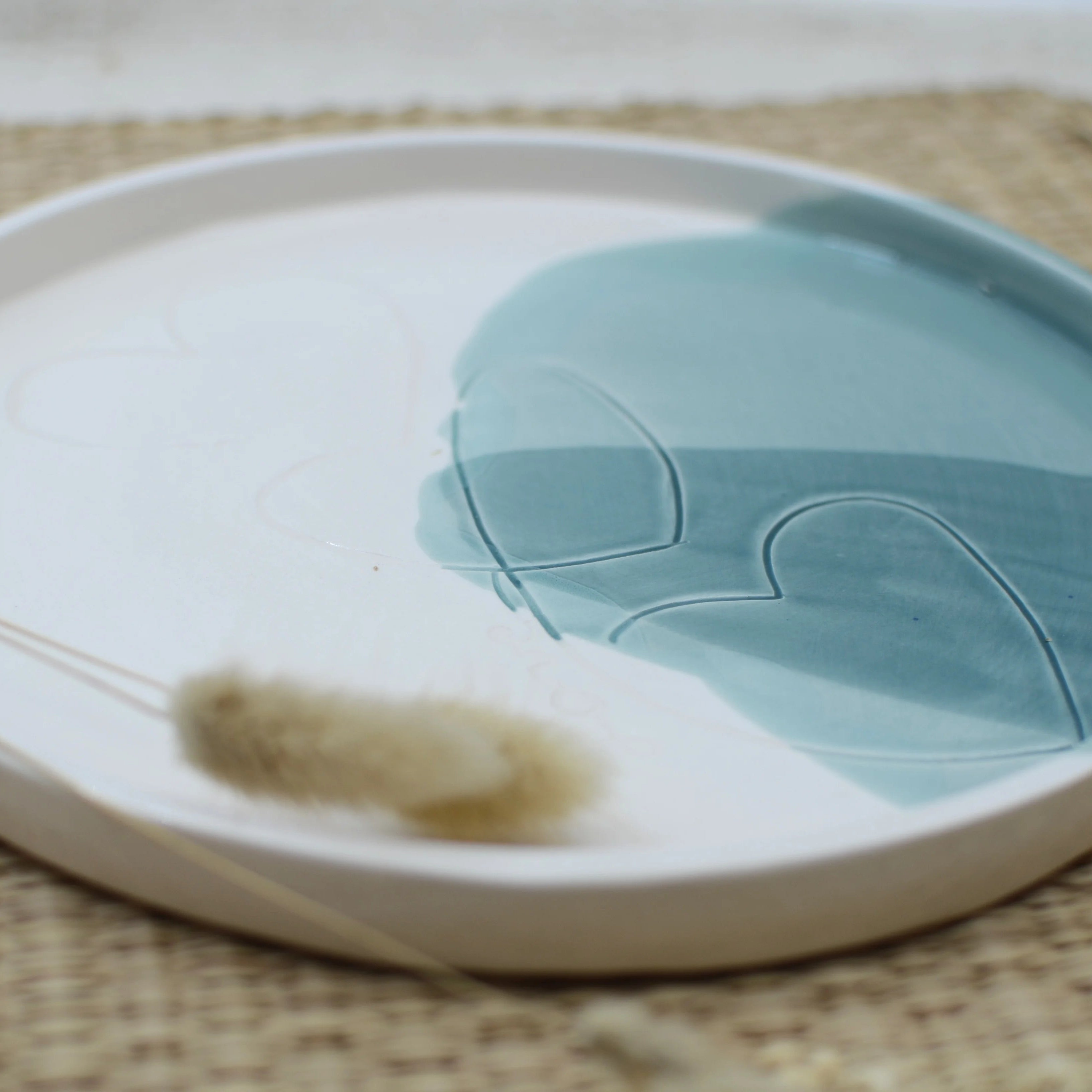 Plato cerámica artesanal con tres corazones y palabra Love esmaltado en turquesa hecho a mano - Maia Artesanía Cerámica