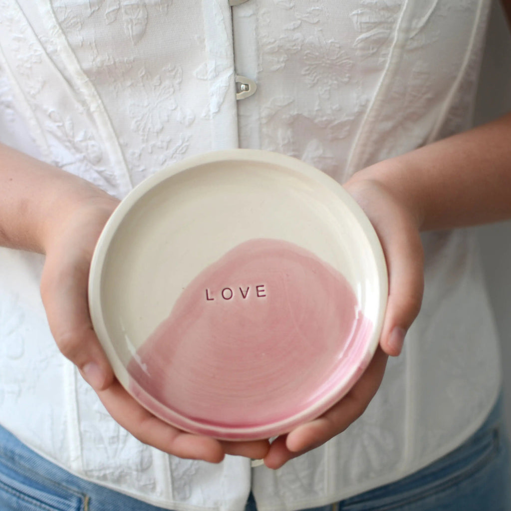 Plato cerámica artesanal Love arcilla blanca esmaltado en blanco y rosa hecho a mano 13cm - Maia Artesanía Cerámica