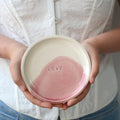Plato cerámica artesanal Love arcilla blanca esmaltado en blanco y rosa hecho a mano 13cm - Maia Artesanía Cerámica
