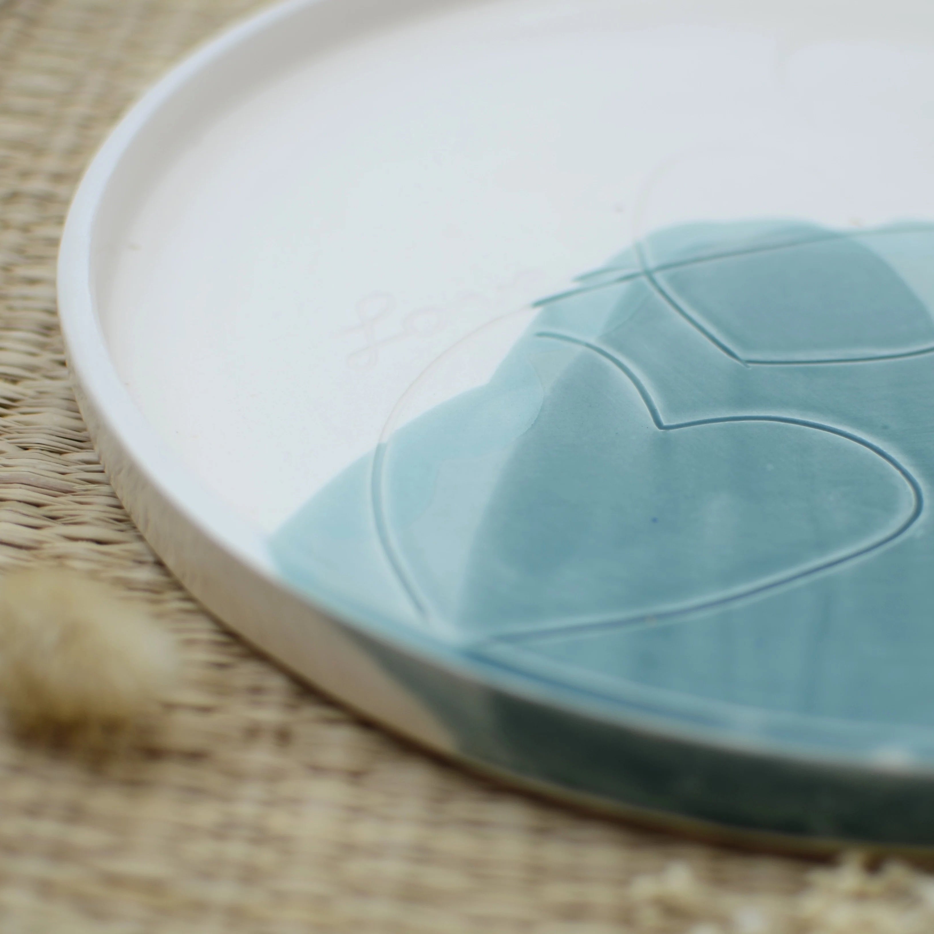 Detalle corazones y Love en plato cerámica artesanal turquesa hecho a mano - Maia Artesanía Cerámica
